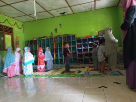 Ceria dan Penuh Makna, KB Putera Pertiwi Awali Pembelajaran dengan Gerak dan Praktik Sholat